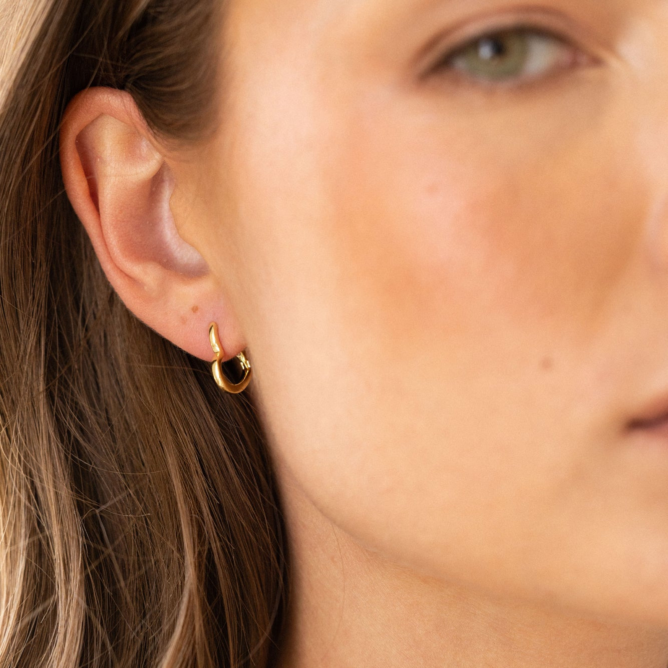 14K Gold Amora Heart Hoops